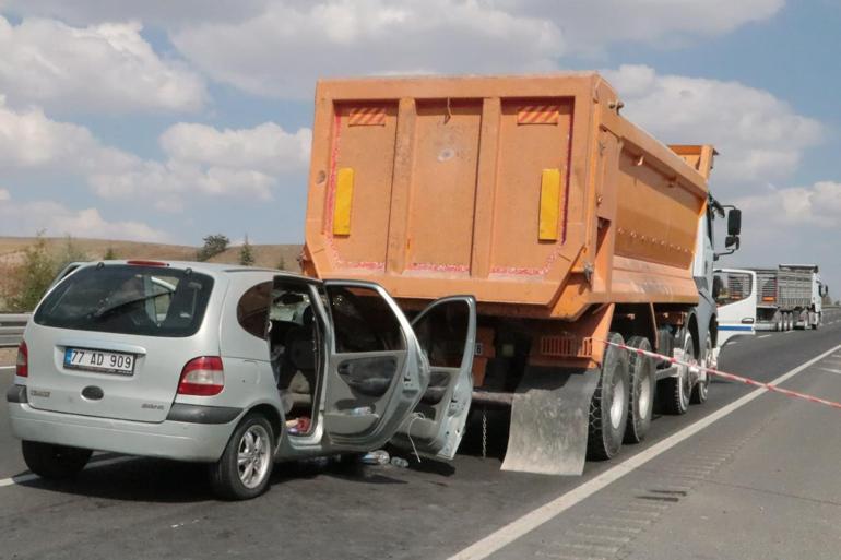 Ankara'da otomobil hafriyat kamyonuna çarptı: 2'si ağır, 5 yaralı