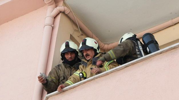 Gaziosmanpaşa'da çatı katında çıkan yangın bitişikteki binalara sıçradı