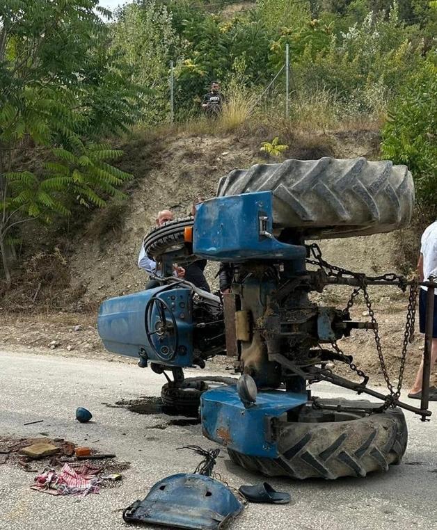 Oğlunun kullandığı traktörün altında kaldı