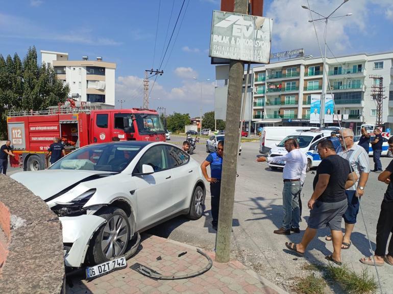 Otomobil ile polis aracı çarpıştı; 3'ü polis, 5 yaralı