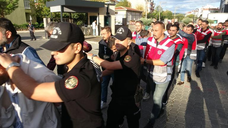 Polis merkezinin önüne taşan tabanca ve bıçaklı kavgada 14 şüpheli adliyede