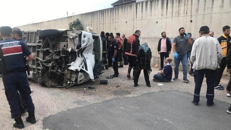 İşçi servis minibüsü aydınlatma direğine çarpıp devrildi; 13 yaralı