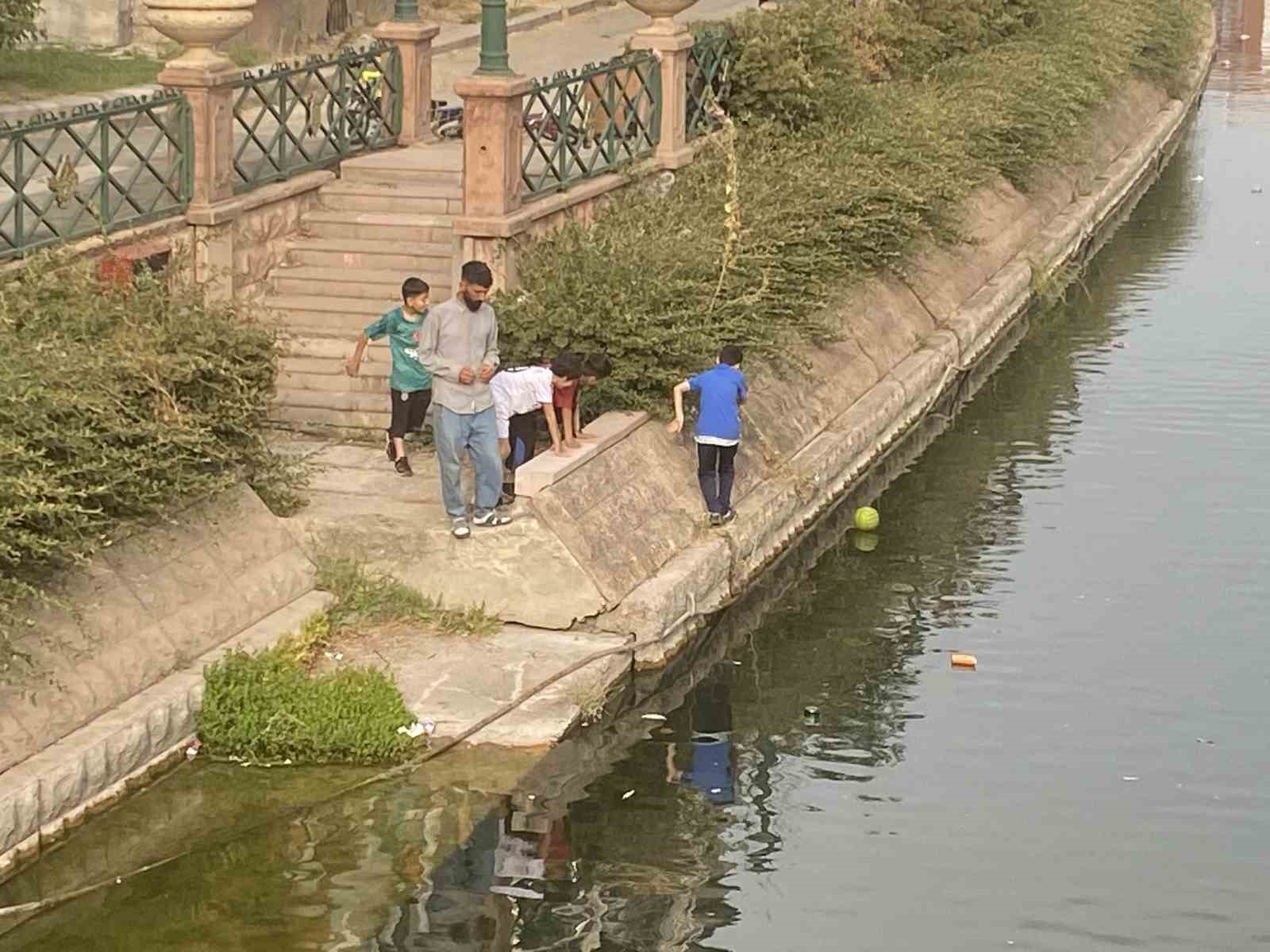 Porsuk Çayı’na düşürdükleri topu almak isteyen çocuklar canlarını tehlikeye attı