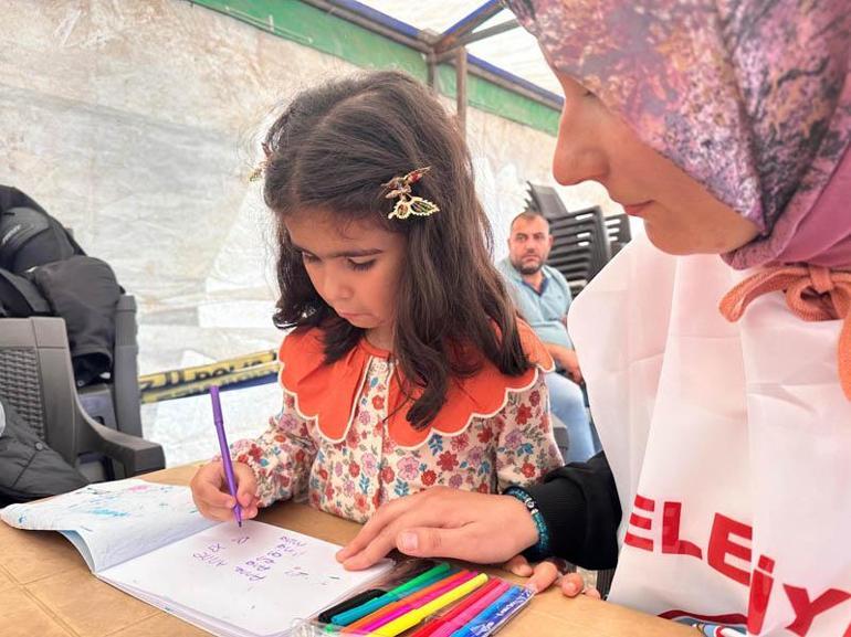 Annesi işten çıkarılan Ecrin, derslerini eylem çadırında yapıyor