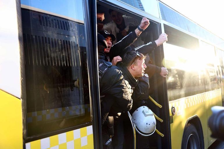 Beşiktaş taraftarı tezahüratlar eşliğinde RAMS Park'a ulaştı