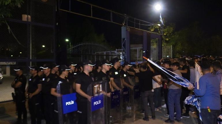 Adana Demirspor taraftarı, yürüyüş yaparak kulüp yönetimini protesto etti