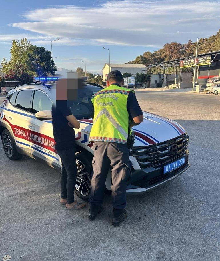 Tamire getirilen otomobilin plakasını kendi aracına takarak drift yaptı