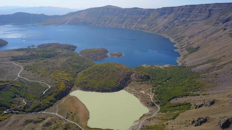 32 yıl önce çektiği fotoğraflarla Nemrut Krater Gölü’nü tanıtan sanatçı yaşanan değişimi anlattı