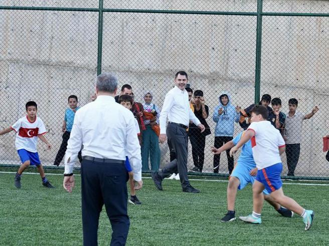 Bakan Kurum, halı saha sözünü tuttuğu çocuklarla futbol oynadı