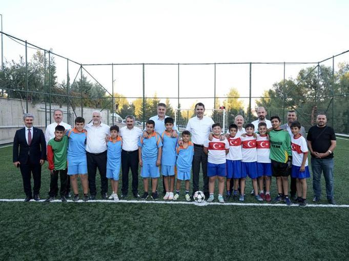 Bakan Kurum, halı saha sözünü tuttuğu çocuklarla futbol oynadı