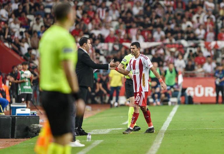 20 yıl önce diz kapağından vurulunca futbola ara vermişti; 400'üncü Süper Lig maçına çıktı