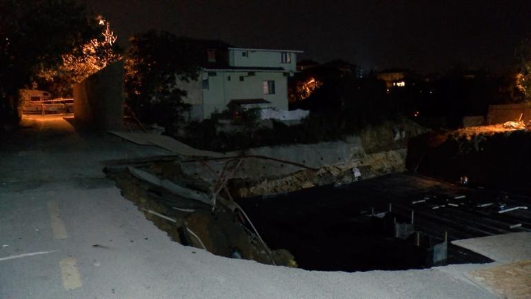 Üsküdar'da yol çöktü; 3 katlı bina boşaltıldı