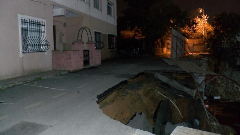 Üsküdar'da yol çöktü; 3 katlı bina boşaltıldı