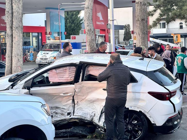 Aksaray'da 2 otomobilin çarpışması kamerada; 1 ölü, 2 yaralı