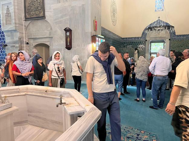 Sosyal medyanın gündemine oturan 'saygı'; erkek turistler Bursa’da tarihi Yeşil Cami'yi etek giyip, ziyaret etti