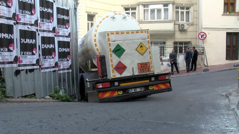 Beyoğlu'nda virajı alamayan TIR yolu kapattı