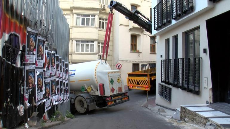 Beyoğlu'nda virajı alamayan TIR yolu kapattı