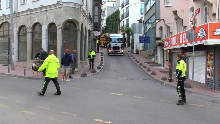 Beyoğlu'nda virajı alamayan TIR yolu kapattı