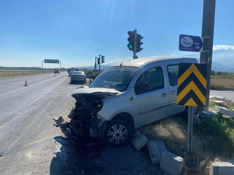 Manisa'da ambulans ile hafif ticari aracın çarpışması kamerada; 3 yaralı