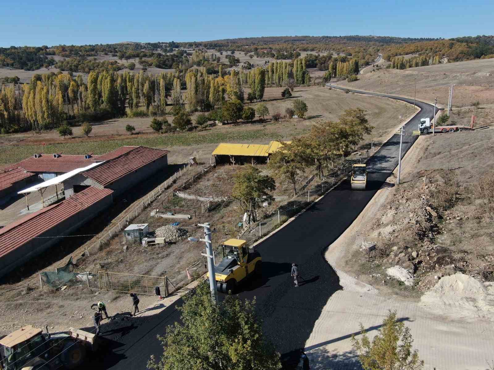 Yıllardır çözülemeyen Erenköy - Çokçapınar yolunun sıcak asfalt yapım çalışması tamamlandı