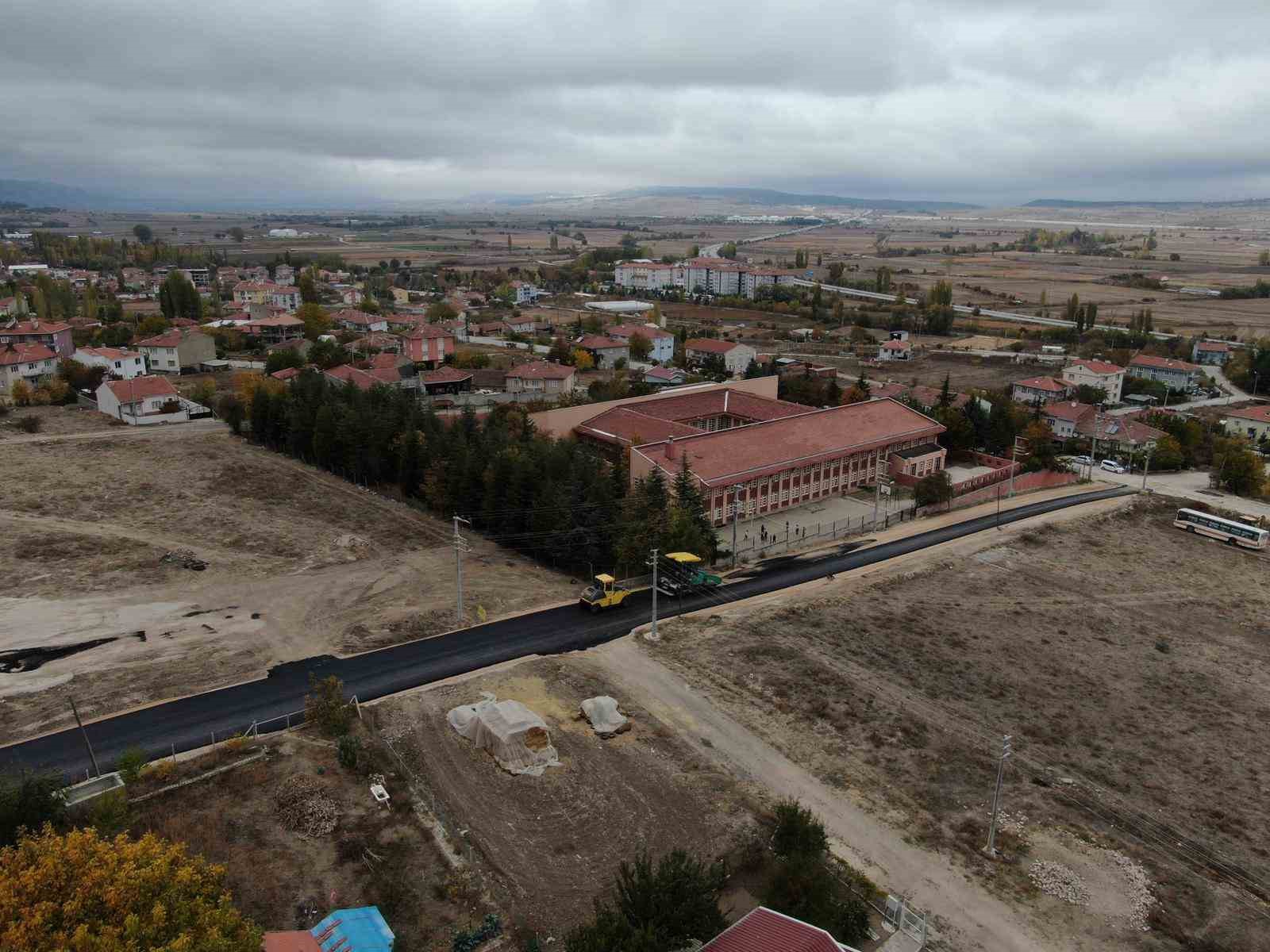 Yıllardır çözülemeyen Erenköy - Çokçapınar yolunun sıcak asfalt yapım çalışması tamamlandı