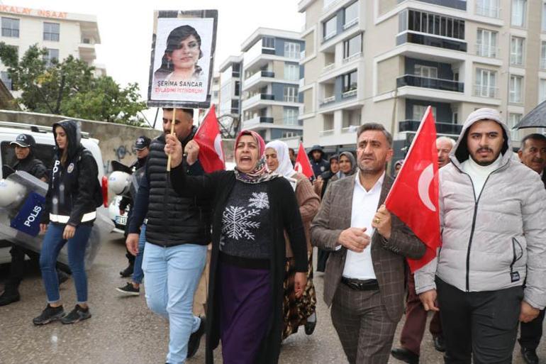 Van'da evlat eylemine katılan anne: Çocuklarımızın kalemini kırıp yerine silah veriyorlar