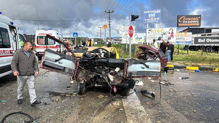 Kavşakta çarpışan otomobillerden biri ikiye bölündü; 1'i çocuk, 6 yaralı