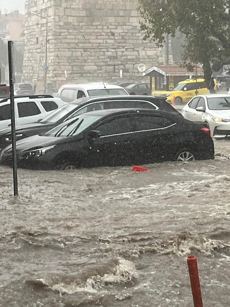 Çanakkale'de sağanak; yollar göle döndü