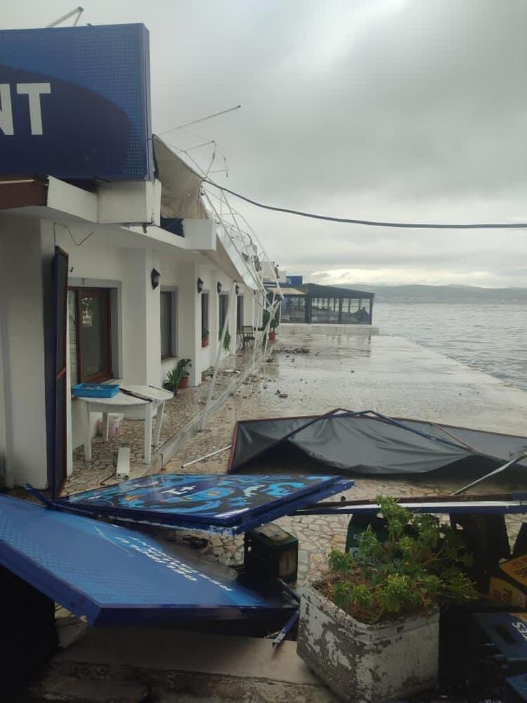 Çanakkale'de sağanak; yollar göle döndü