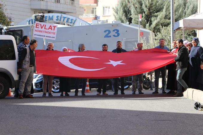 Evlat nöbetindeki aileler, Ankara’daki terör saldırısını lanetledi