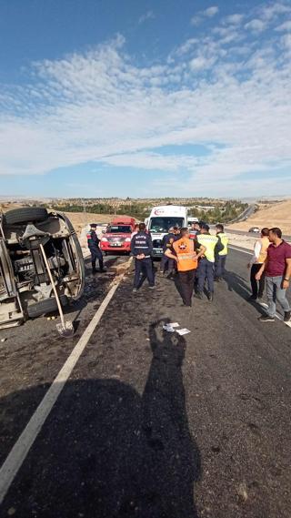 Malatya'da yolcu minibüsü devrildi: 1'i ağır 17 yaralı