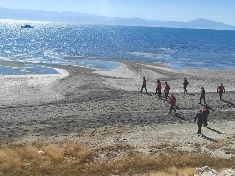 Kayıp Rojin'i, deprem bölgesinde görev alan hassas burunlu köpekler de arıyor