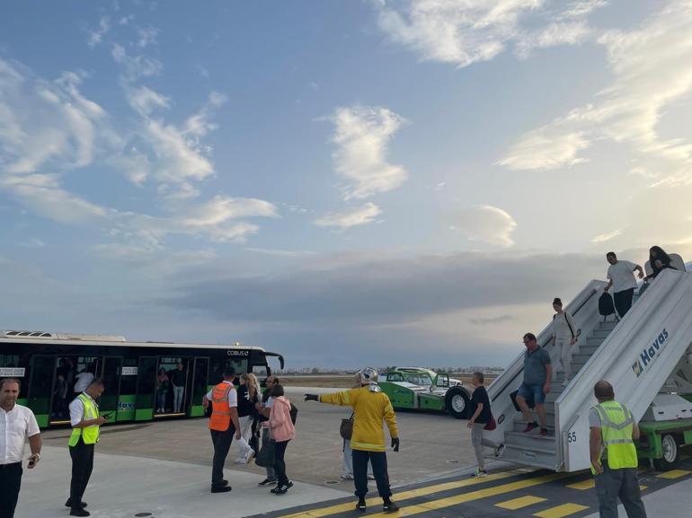 Antalya Havalimanı'na inen uçağın lastikleri patladı; 174 yolcu ve mürettebat tahliye edildi