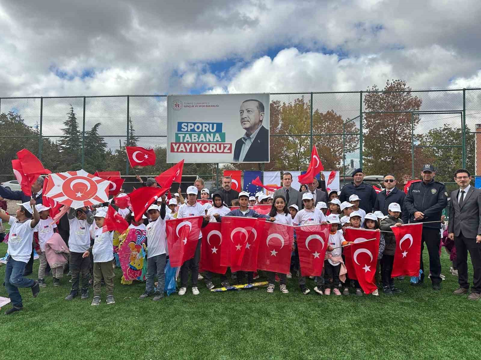 Seyitgazi’de mevsimlik işçilerin çocukları sporla buluştu