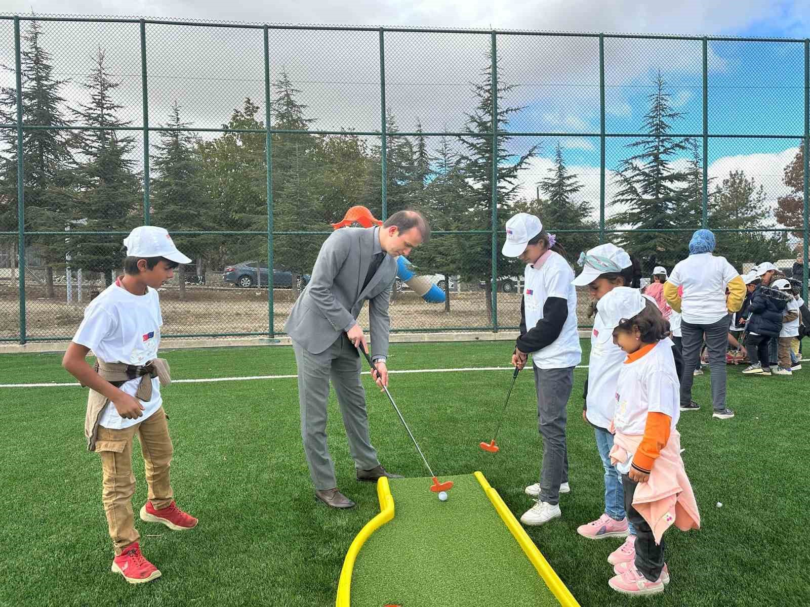 Seyitgazi’de mevsimlik işçilerin çocukları sporla buluştu