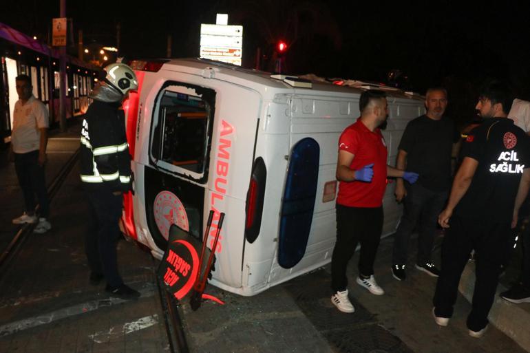 Samsun’da tramvay ile ambulans çarpıştı; 3’ü sağlık çalışanı 4 yaralı