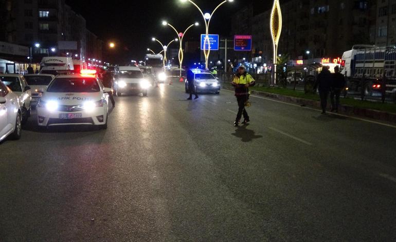 Refüjdeki demirlerden atlayıp, yolun karşısına geçmek isterken canından oldu