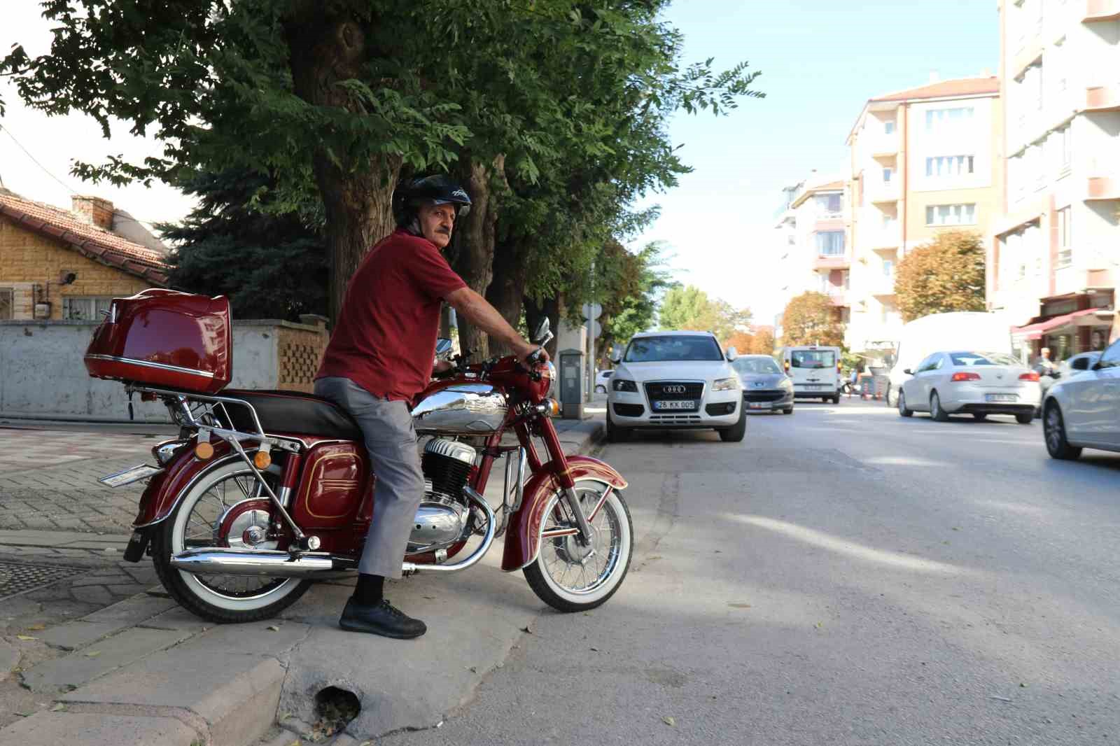 42 yıldır kullandığı motosikletini oğlundan dahi kıskanıyor