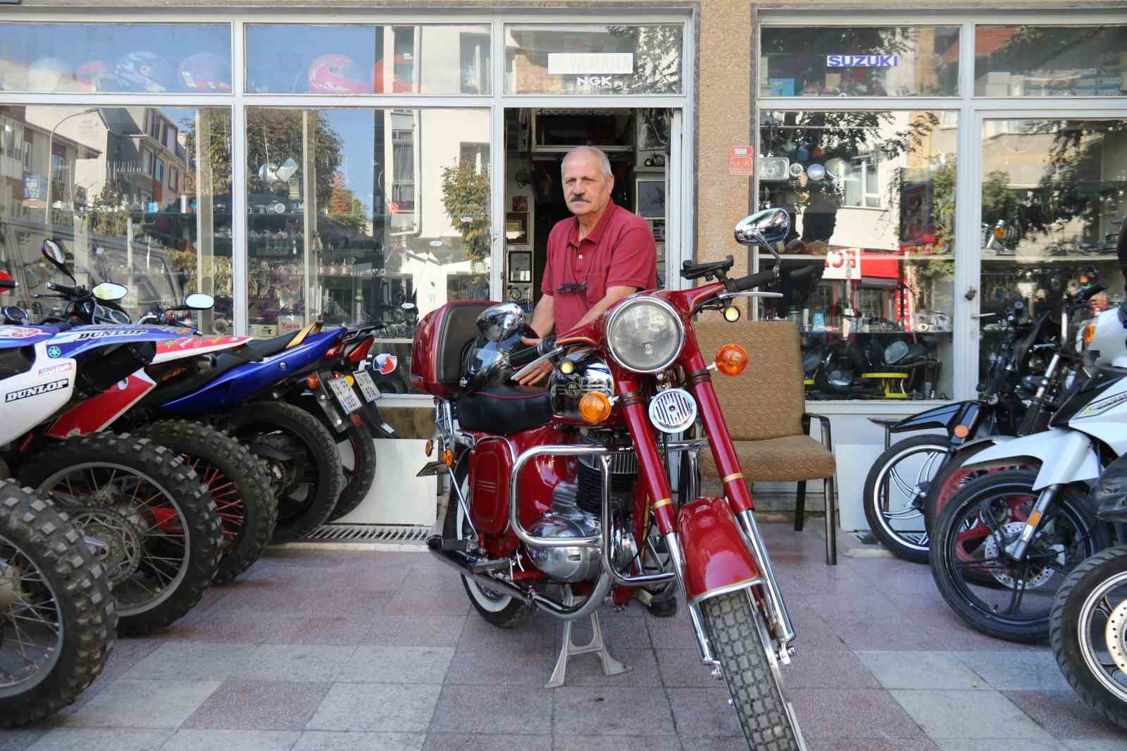 42 yıldır kullandığı motosikletini oğlundan dahi kıskanıyor