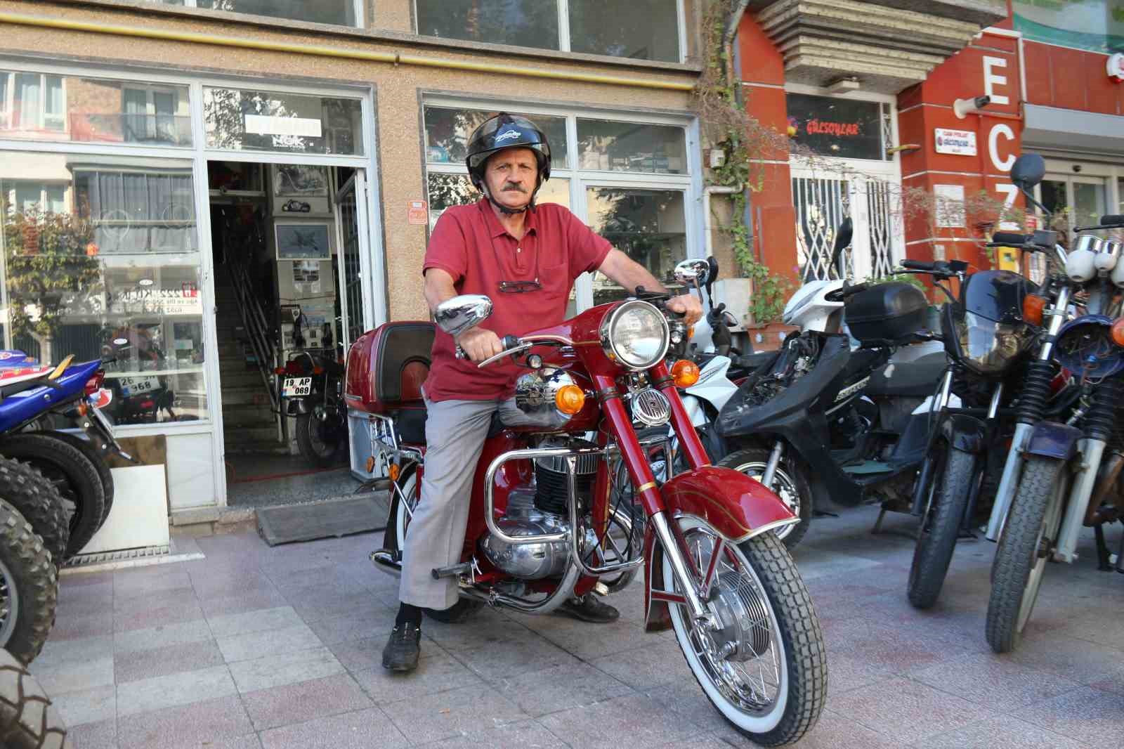 42 yıldır kullandığı motosikletini oğlundan dahi kıskanıyor