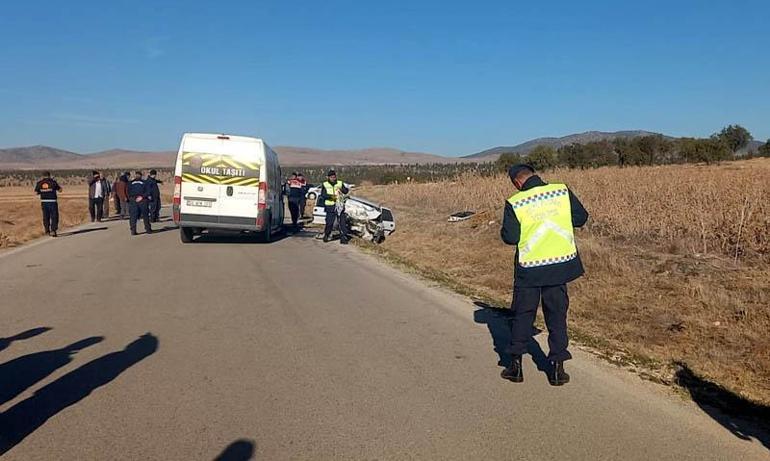 Otomobille okul servis minibüsü çarpıştı: 4 ölü, 1 yaralı