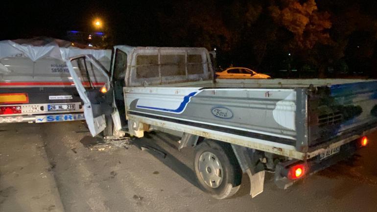 Park halindeki TIR'ın dorsesine çarpan kamyonet sürücüsü yaralandı