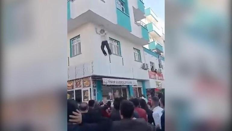 Yangında balkonda mahsur kalan genç kız ve çocuk battaniyeye atlayarak kurtuldu, o anlar kamerada