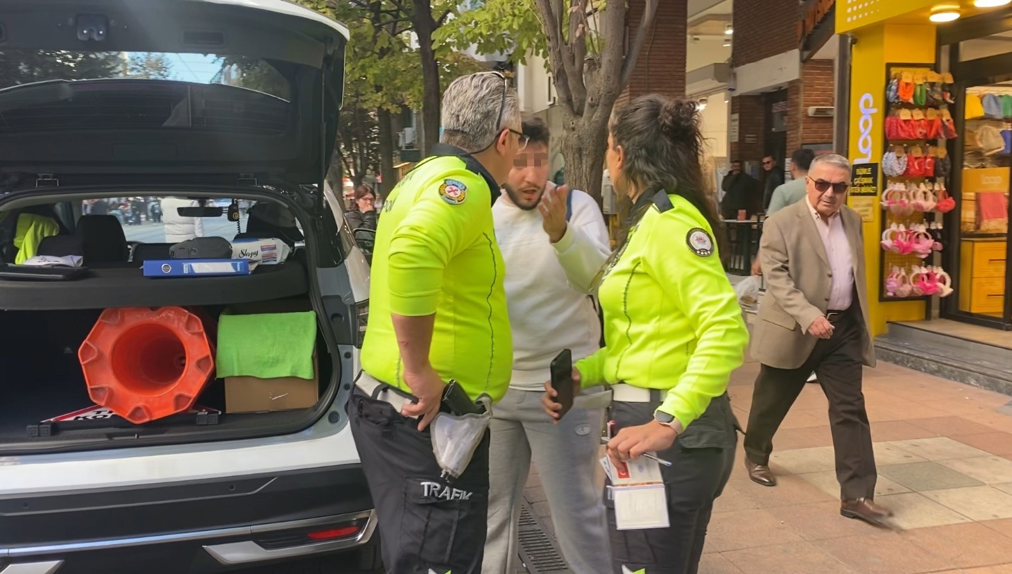 Motosikletli ceza yememek için polisten kaçtı, arkasında oturan şahıs muhabire tehditler savurdu