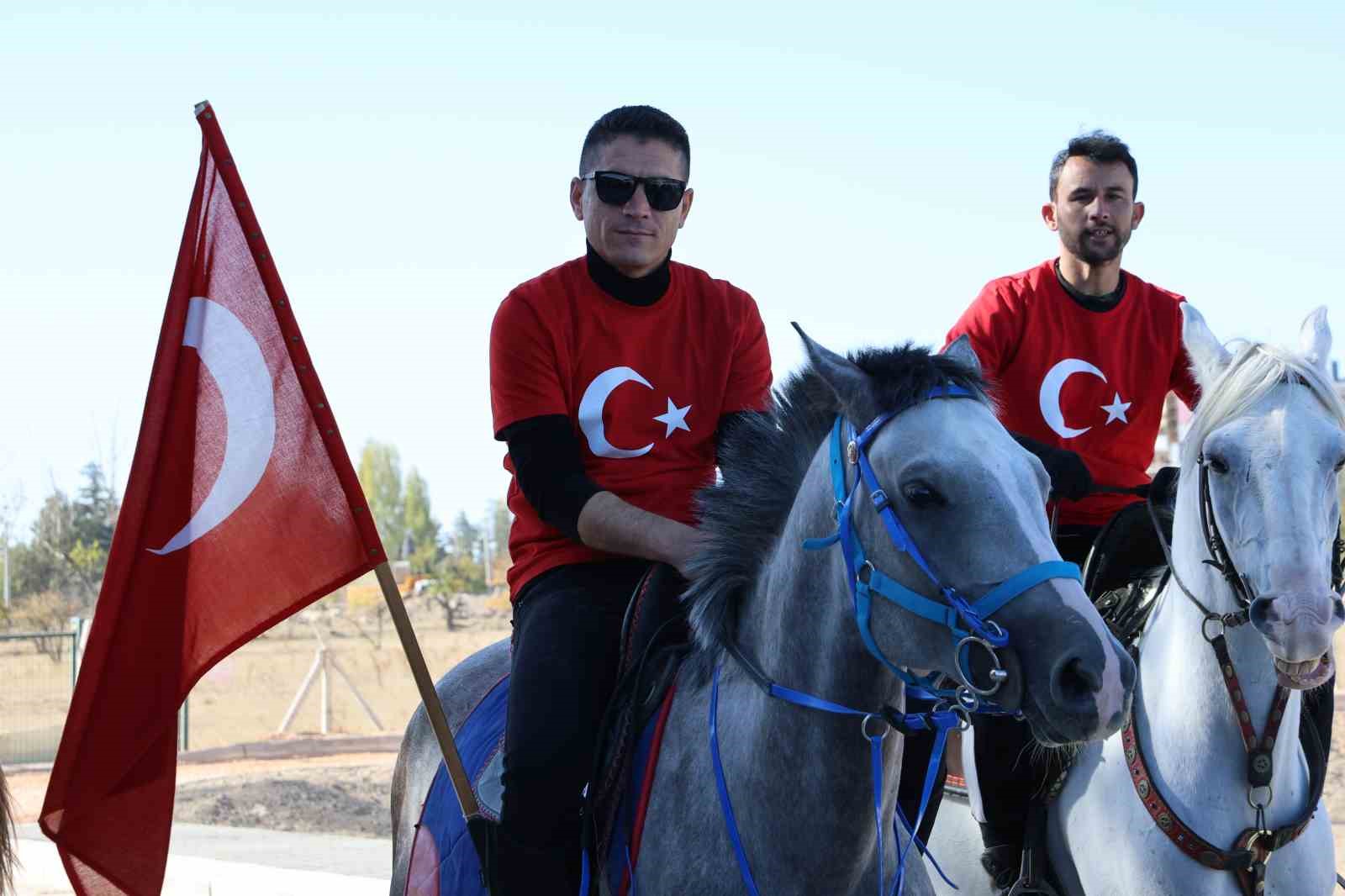 Cumhuriyet Bayramı’nı ata binerek kutladılar