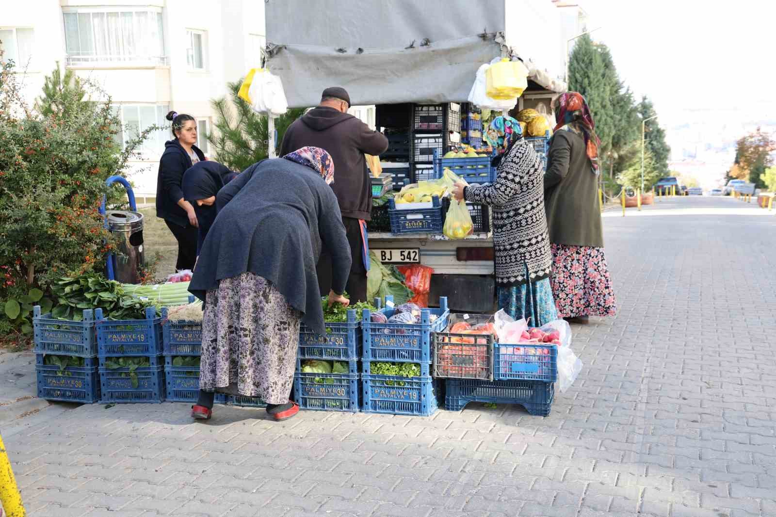 Seyyar manav ve fırın sayesinde ihtiyaçlarını karşılıyorlar