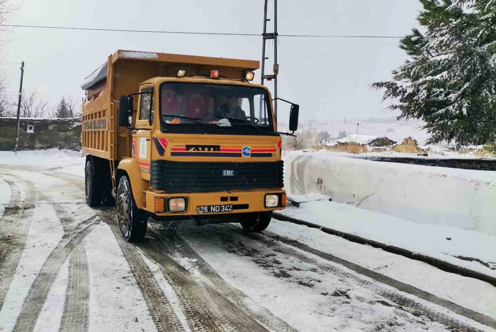 Tepebaşı’nda kar yağışına hızlı müdahale