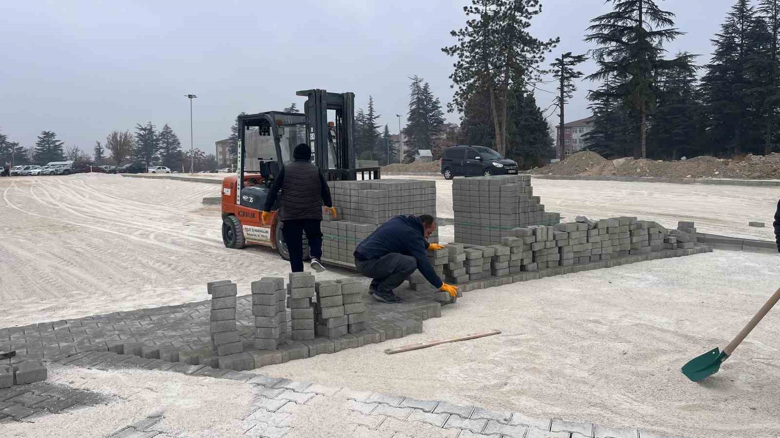 Yunus Emre Devlet Hastanesi’nin otoparkında yenileme çalışması yapılıyor