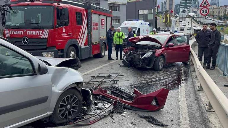 Maltepe'de 2 otomobil kafa kafaya çarpıştı: 5 yaralı