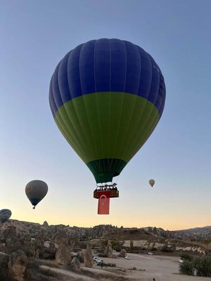 Sıcak hava balonları, Atatürk posterleri ve Türk bayraklarıyla havalandı